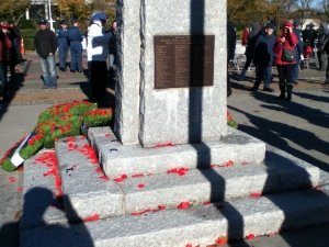 Cenotaph with Poppies photo:  PW Slade